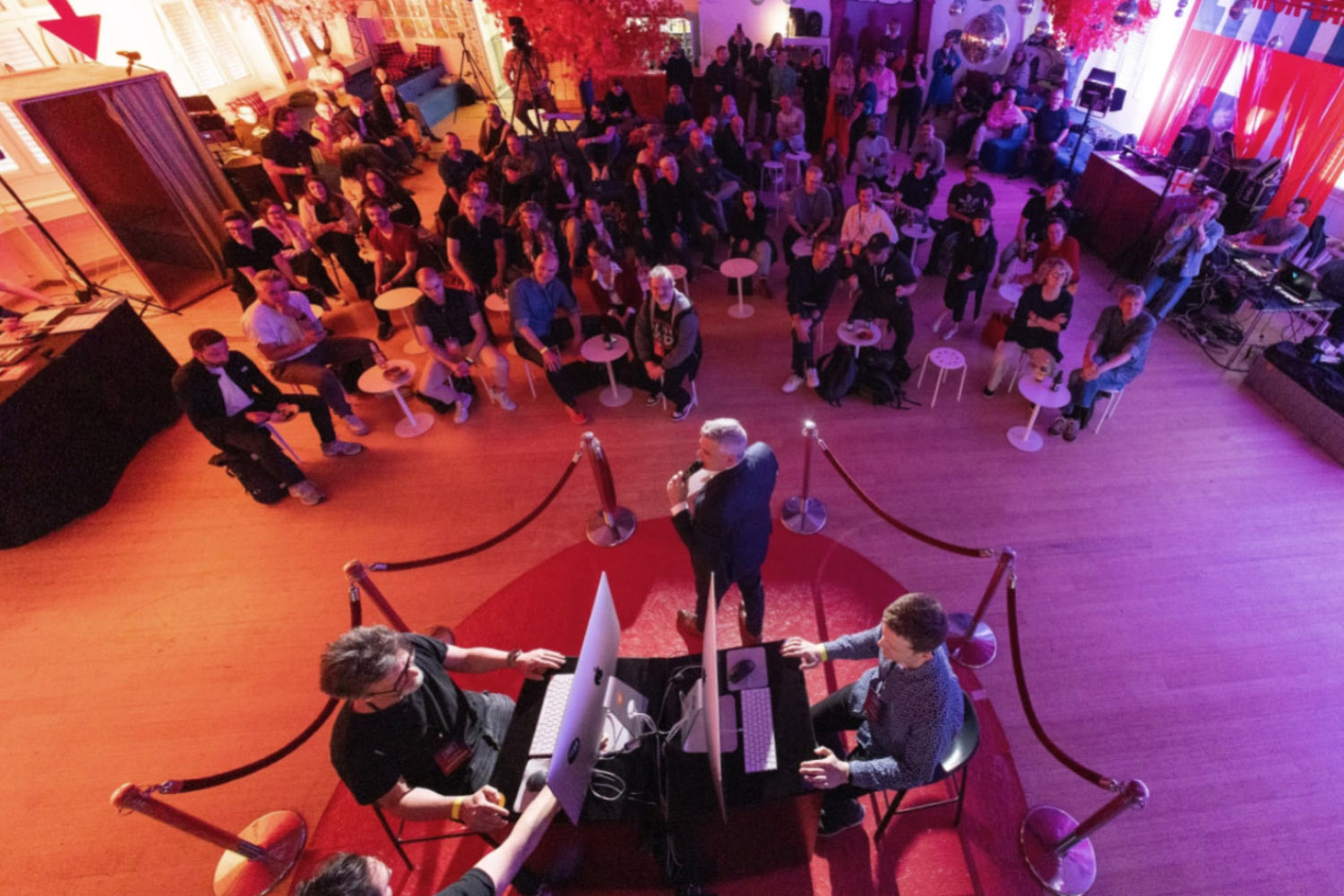 Moderator, Publikum und sich gegenübersitzende Mitstreiter beim ersten Prompt-Battle in Zürich.