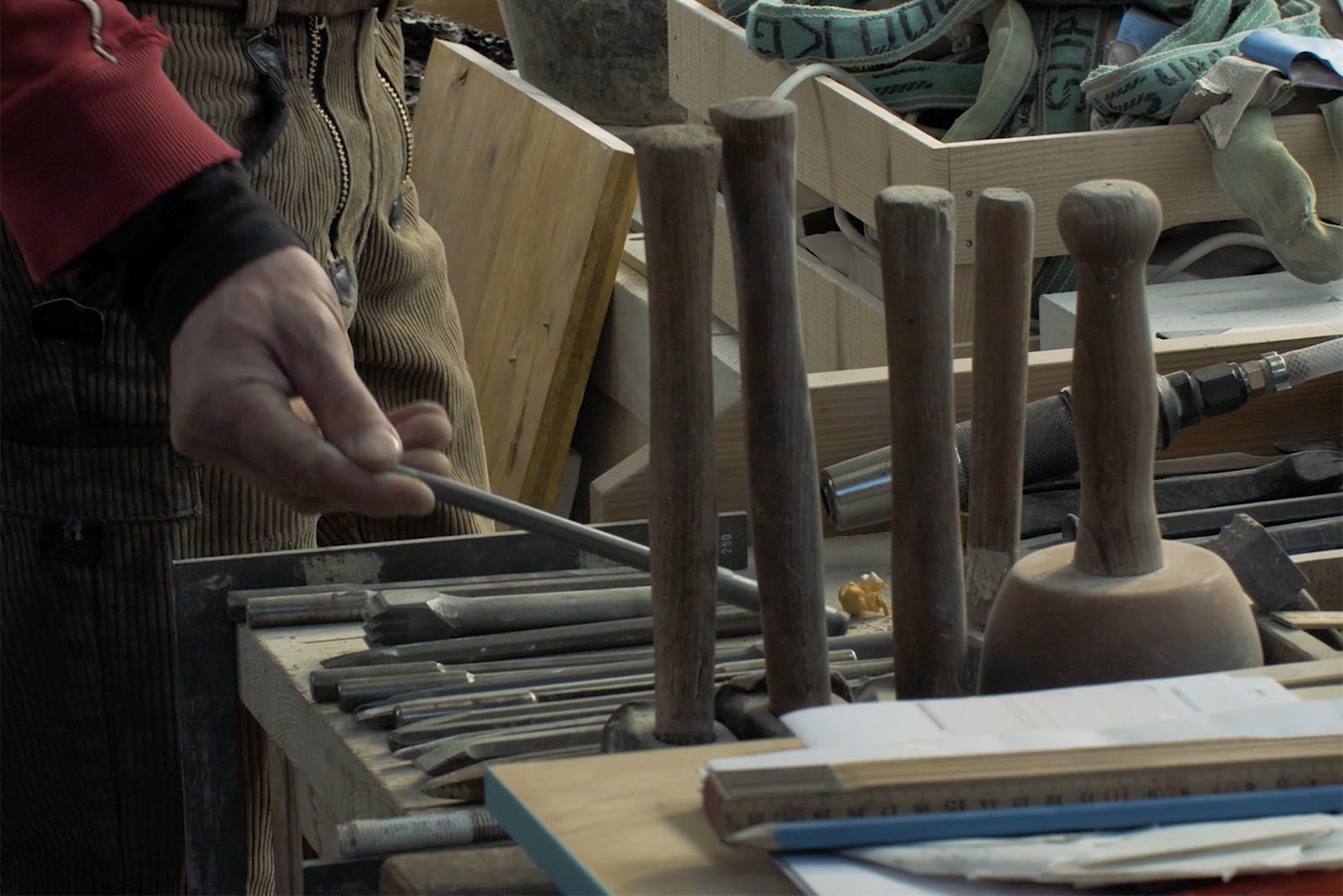 Screenshot des Videoporträts über den Steinbildhauer und Trockenmaurer Emmanuel Weber.